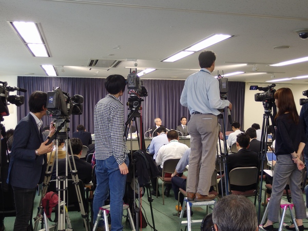 初会合後の会見の様子