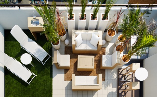 家具は、骨格にアルミ、シートに高密度ポリエチレンコードを使うことで、雨や紫外線に強く水洗いが可能。アイテムと床材を固定し、台風や強風時でも家具の出し入れが不要。 