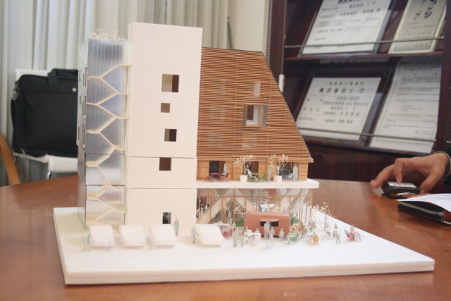 国産材２×４によるＲＣ造・木造５階建ての大型商業ビルの模型。国土交通省の地域型住宅グリーン化事業の「優良建築物」部門に採択されている