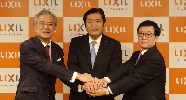 坂村健東大大学院教授、藤森義明社長、二瓶亮専務執行役員