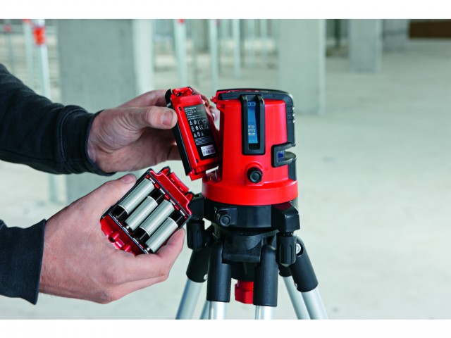 微調整ネジにより水平方向に３６０度回転可能。充電池と乾電池の両方に対応する。