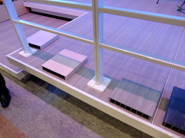 束柱が内側に入っているので床が浮いたような浮遊感を醸し出すガーデンフロア「ラステラ」