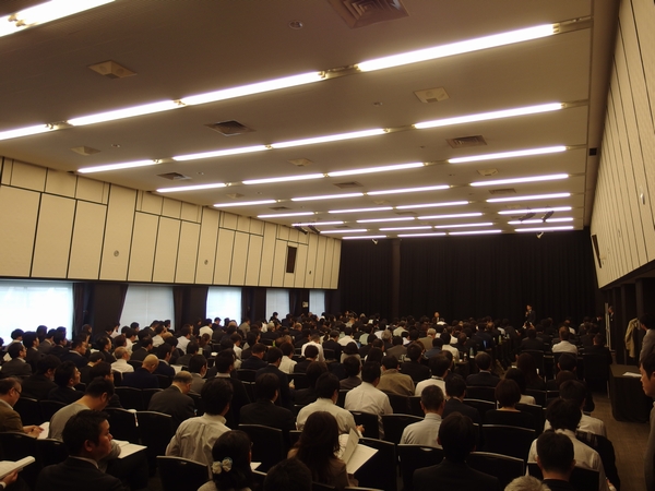 最初の開催となった８日午前の東京会場には、約３００人が参加した