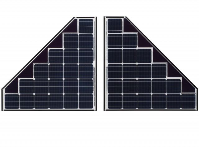 公称最大出力７０Ｗ、モジュール変換効率１４.８％。８１８x８１２x３５。