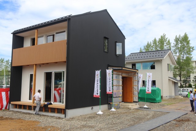 キャプション 1 手前がエアサイクル棟。まだ完成前で、植栽し外構も作りこむ予定。設計コンセプトは①流行に左右されない素材と間取り②パッシブデザイン③減築による室内環境の改善④これからの家族の暮らし方提案だ。 