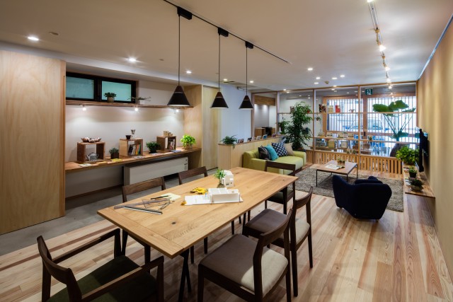 ギャラリーではトータルでてまひま暮らしを提案。
※「てまひま暮らし」・・・日々手をかけて育てるように、時を経るごとに熟成するように-。「楽ではないけれど、楽しい暮らし」をてまひま不動産では「てまひま暮らし」と呼んでいる。