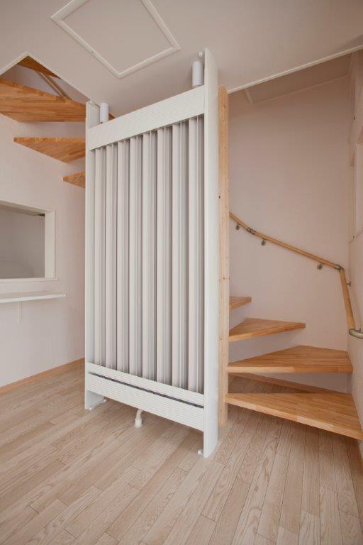 「光冷暖」は、エアコンのように送風によって部屋の温度を調節するのではなく、室内に光冷暖機（写真）を設置し壁や天井に特殊なコーティングを行うことで、人が発する熱量を移動させ室内の温度環境をコントロールする冷暖房システム 