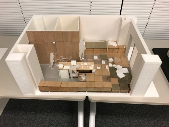 最優秀賞「麻布十番床下収納基地」模型。床いっぱいの収納は高さ変えればベッドや机、椅子などの家具にも。全てが収納であり床となる。