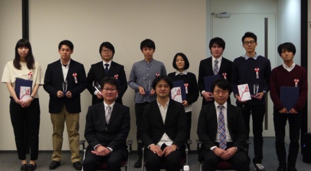 「第2回 RESIDIAリノベーションデザイン賃貸住環境学生コンペ 2016」受賞者。前列中央が審査委員長の川辺氏。後方、中央が最優秀賞を受賞した大部杏奈さん、高田正太郎さん。