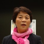 プレスブリーフィングをする杉之原冨士子代表