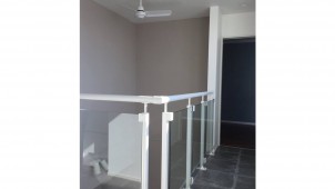 透明性＋安全性を両立する手すりを発売　納得スタイルホーム