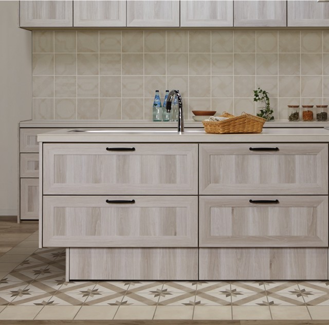 「カルペテ」の施工例。アクセントになる柄の組み合わせでさまざまな表情がつくれる。床とのコーディネートが可能。