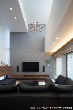 フリーダムアーキテクツデザイン（東京都）の《ソリッドハウス》のリビングは、ホテルのスイートルームのような質感で、重厚でありながらくつろげる空間として支持された。
