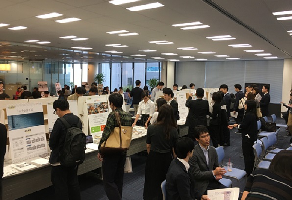 第１回開催の様子。各社と学生との面談が活発に行われた