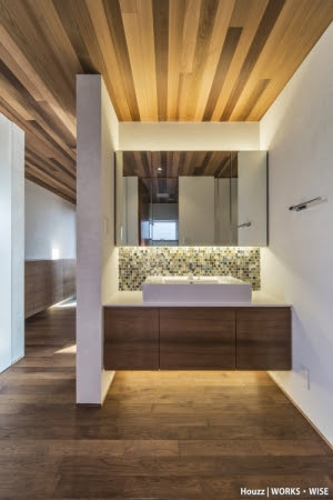ＷＯＲＫＳ・ＷＩＳＥ（岐阜県）設計の《井ノ口の家》のパウダールームは、床材などのディテールや洗面台のバックスプラッシュのタイルなどのデザインが注目を集めた 