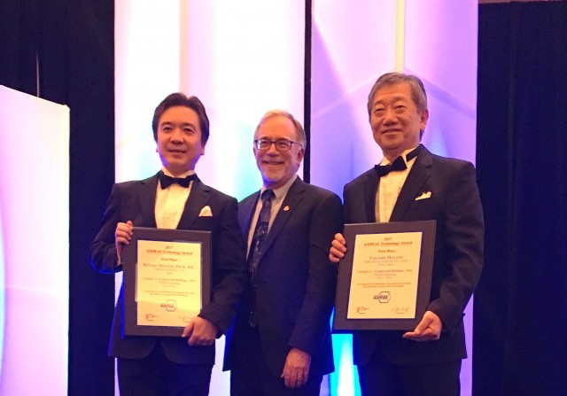 １月２８日に開催された授賞式の様子。右がＹＫＫ不動産の俣野隆取締役