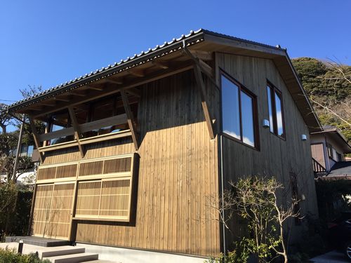 鎌倉市内にオープンしたＫＯＴＴブランドのひとつ「ＫＵＲＡ　ＮＩＮＥ（クラ ナイン）」のモデルハウス。木材の９６％に国産材が使用されている