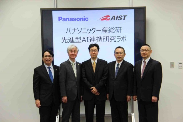 発足式における関係者一同。中央が連携研究ラボ長の小澤順氏