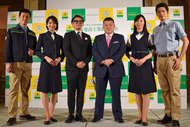 新ワークウェアを着用したモデルと丸山敬太氏（中央左）と宮坂寿文氏（中央右）