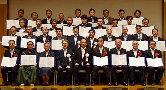 国土交通大臣政務官藤井比早之氏（最前列中央）と各地方公共団体代表者