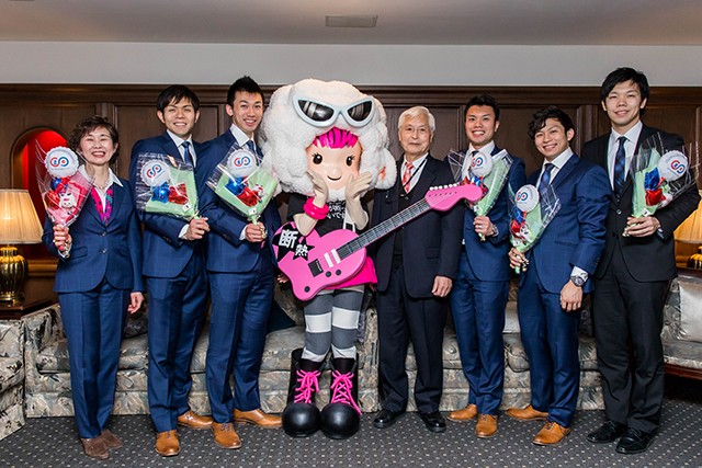 (左から)長岡はと美コーチ、両角友佑選手、清水徹郎選手、ロックウールちゃん、ロックウール工業会宮崎孝司氏、山口剛史選手、両角公佑選手、平田洸介選手