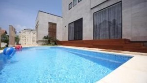 アイム・ユニバース、沖縄の住宅展示場にプール付きモデルハウスをオープン