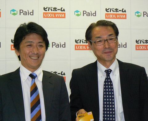 ラクーン取締役の石井俊之副社長(左)とLIXILビバ取締役常務執行役員の阿部正部長(右)