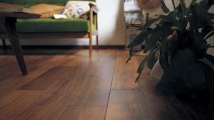 パナソニックが床材一新、天然木の木目・照り・色彩が際立つ加工技術を開発