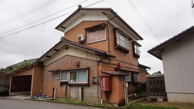 現在、Aさん夫妻が暮らす借家の外観。 2階は「お神楽」で増築