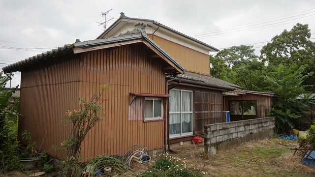 借家の大きさは十分で庭もあるが、家事動線など使い勝手が悪く、暑さや寒さの問題もある