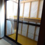 サンルームの詳細。塗装合板と透湿防水シートで囲っただけの簡易なつくり