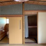 庭に面した場所に配置されたトイレ。比較的最近設けられたようだ。この部分は減築される