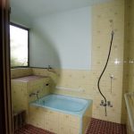 増築部分に設けられた浴室。浴室は別の場所に新たに設けられる