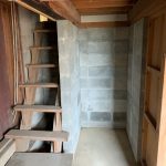 地下室に下りる階段