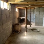 地下室の様子。コンクリートブロックを積み上げている。左手に細長い窓が並ぶ