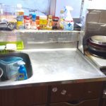 借家のキッチン。ダイニングとつながりがなく、子供に目が届かない