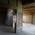 増築部分から倉庫を見る。増築部分よりさきにつくられた。躯体は土壁