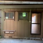 倉庫から増築部分を見る。屋根が掛けられて一体化している