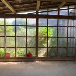 倉庫の庭に突き出したエリアは塩ビの透明な波板が張られている