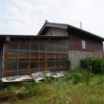 倉庫を外部から見る。波板で覆われた部分は後から付け足されたようだ