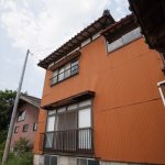 増築部分を裏側（南東面）から見る。建物下部にあるのは地下室の窓