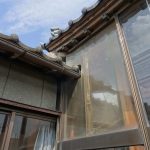 風除室のガラスと最初に建てた住宅部分の屋根の取り合い。ガラスを欠いて強引に納めている