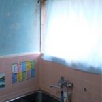 借家の浴室。浴槽を含め、狭さを感じている