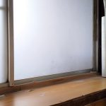 借家の窓。アルミサッシとシングルガラスの組み合わせ。冬場の冷え込みの原因の１つ