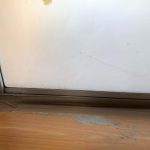 借家の床は傷んで沈み込んだ部分が出てきている。次の住まいではムク材にしたいと考えている