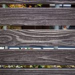 高温処理木材を用いたスギの板塀の10年後の様子。夏目は削られているが健全（写真提供：山口工務店）