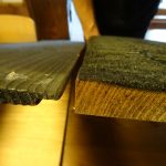 左が三角焼きで表面を炭化させた焼杉。右が工場で生産した焼杉。炭化層の厚みが違う