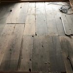 最初に建てた部分の畳敷きの荒床。下部は地面だが状態は健全