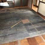 フローリング部分の床下地は合板。こちらは劣化が目立った