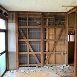 最初に建てた部分の壁には断熱材が入っていなかった。壁内に見えているのは外壁の鋼板の裏面